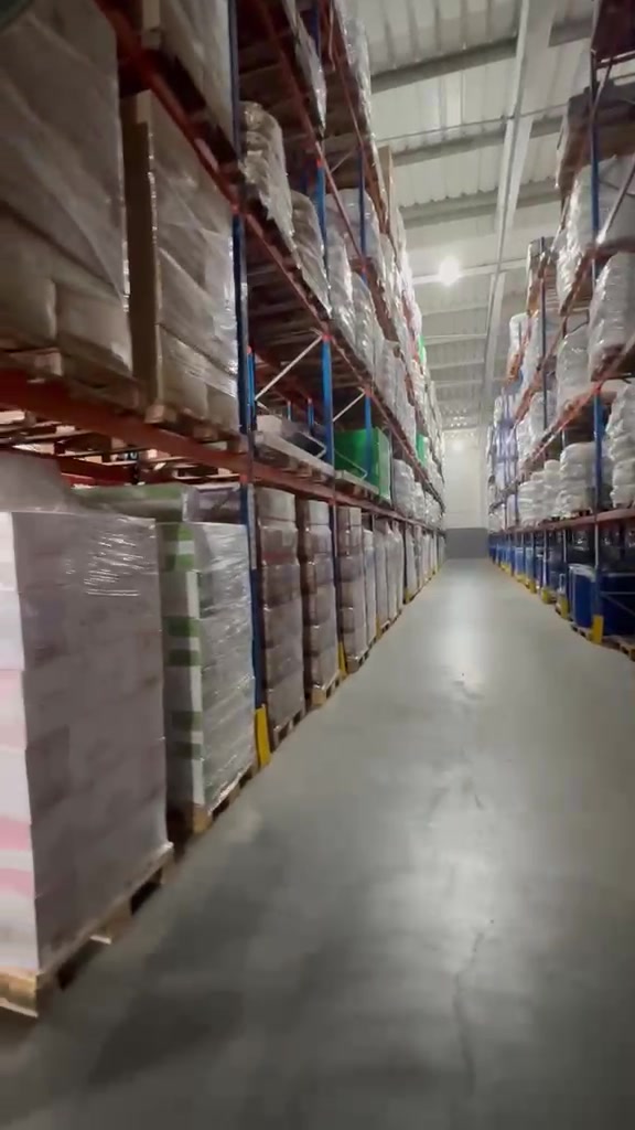 Corredor livre entre porta-paletes com mercadorias armazenadas na LR