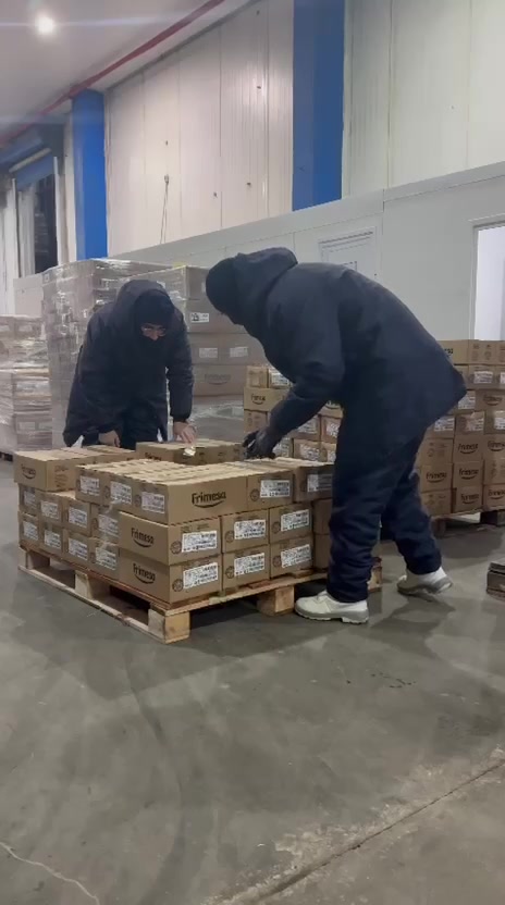 Equipe separando caixas sobre um palete